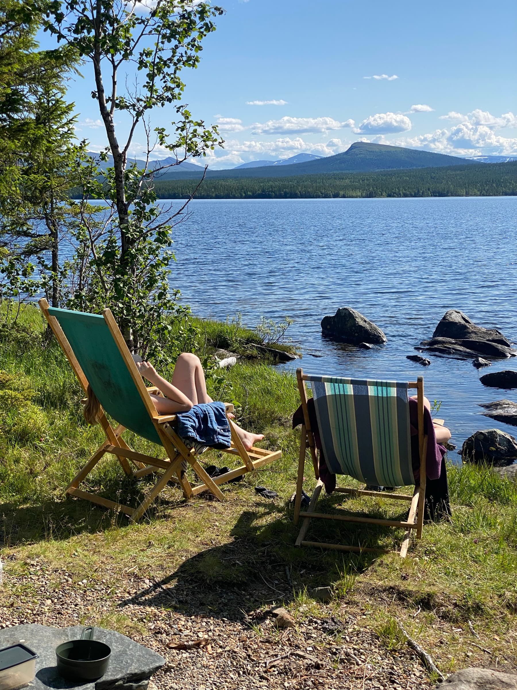 Solstolar vid strandkanten en sommardag