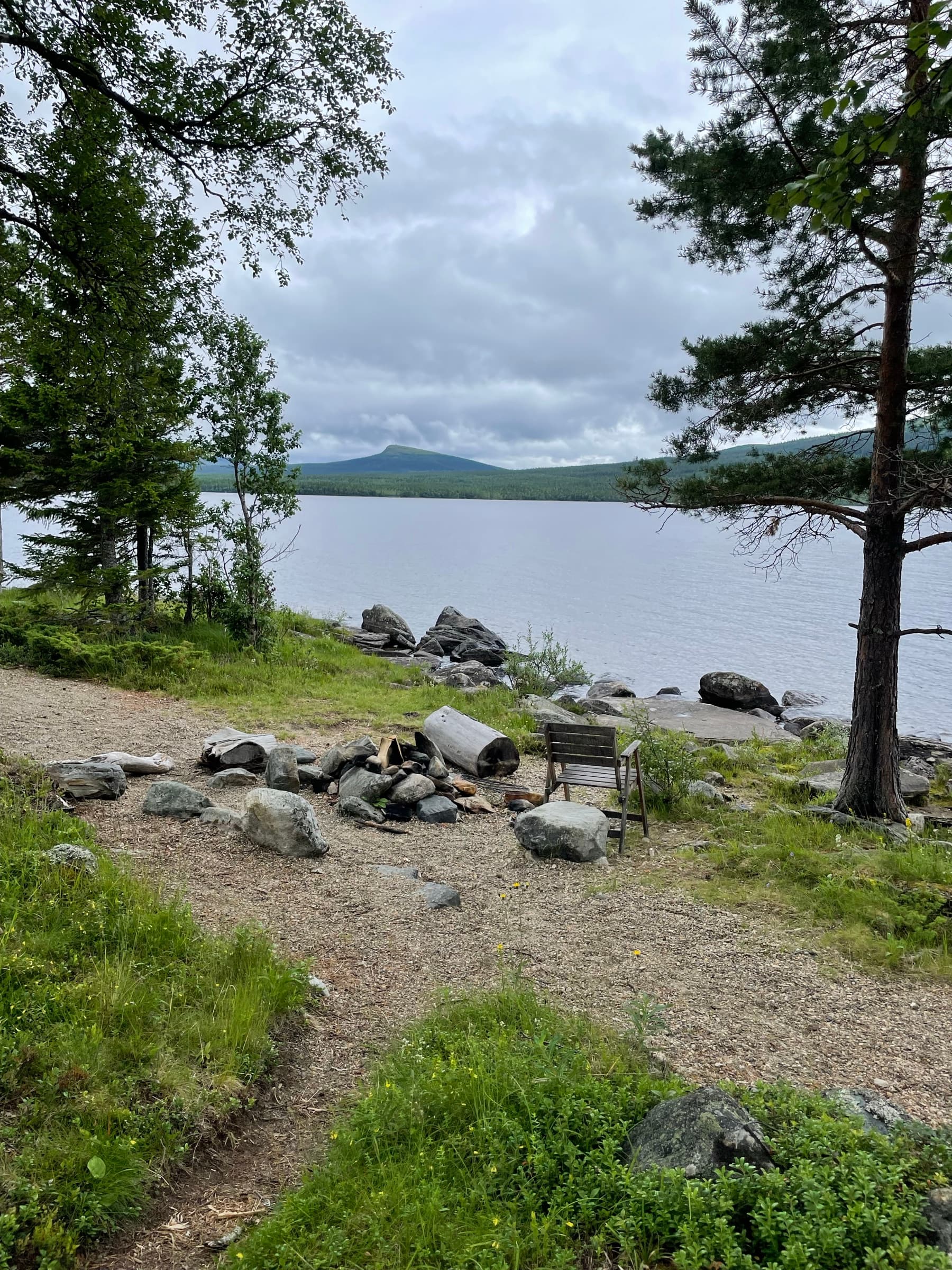 Eldplatsen nere vid sjön
