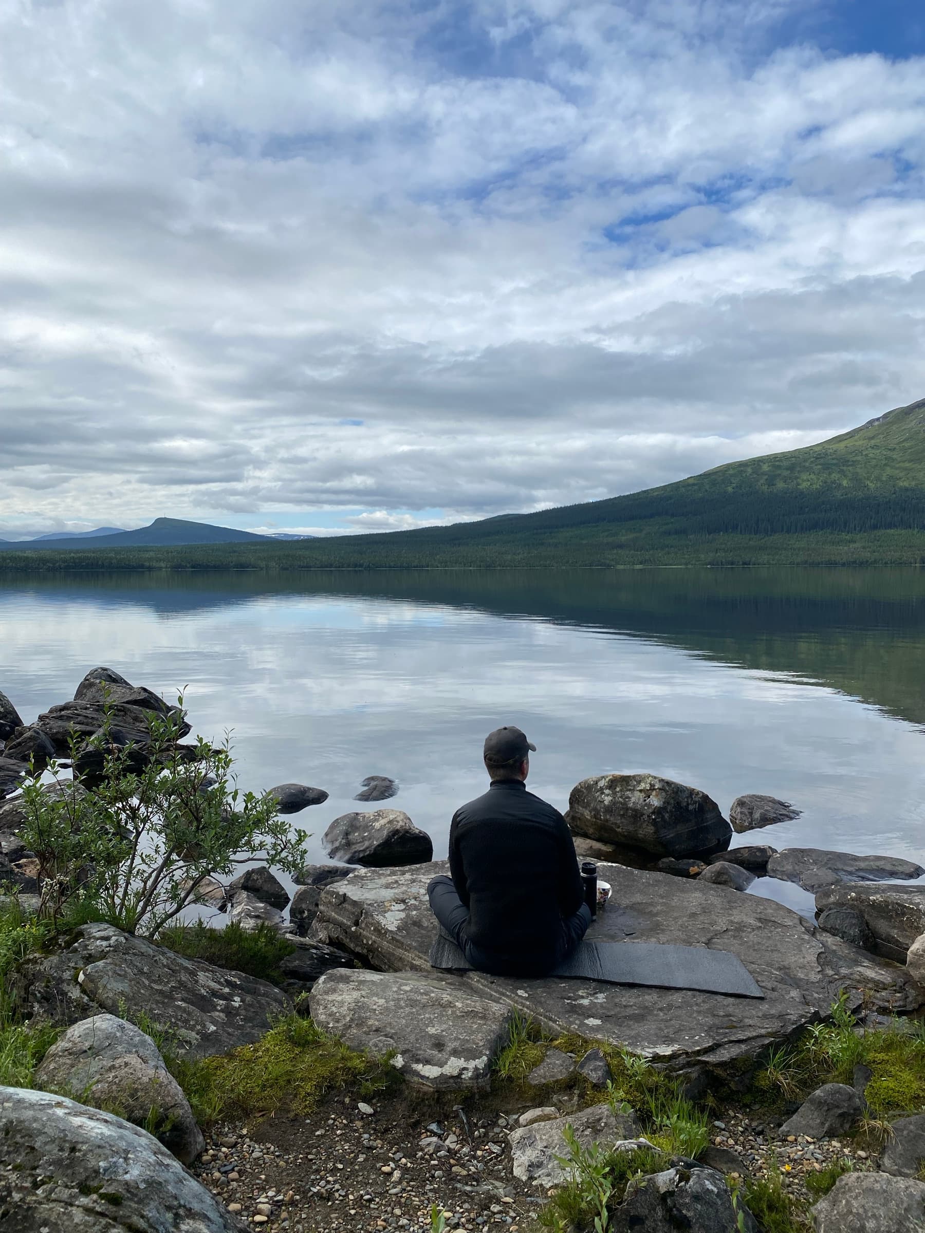 Stilla stund på klipporna vid sjön