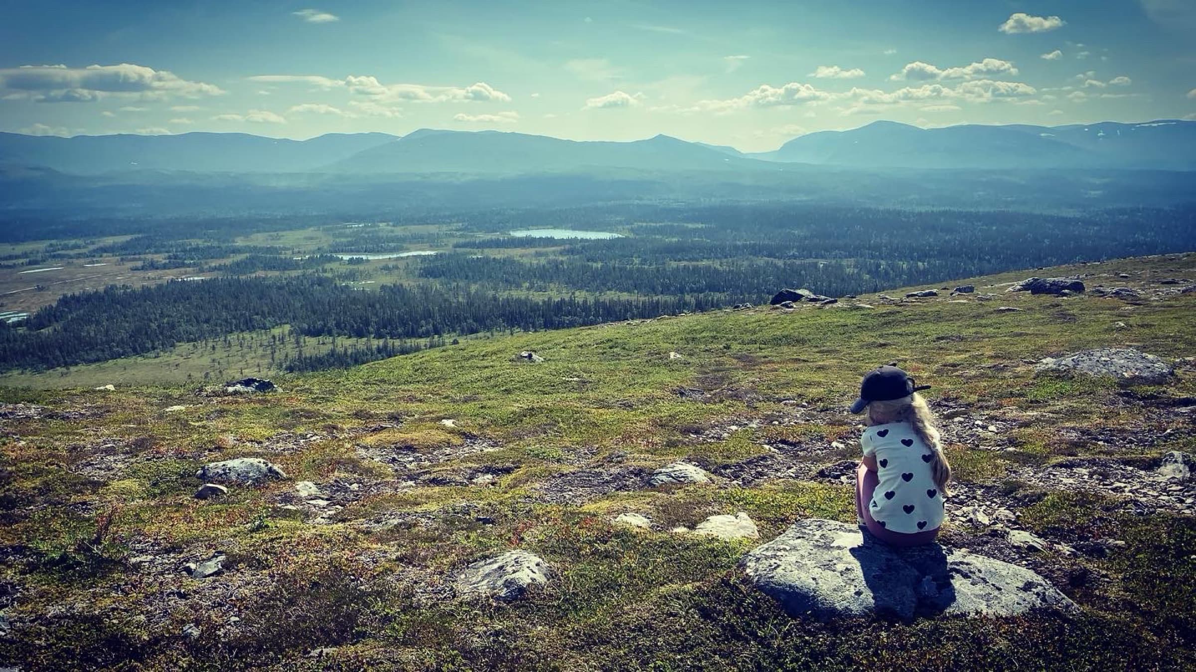 Utsikt från fjället över sjöarna