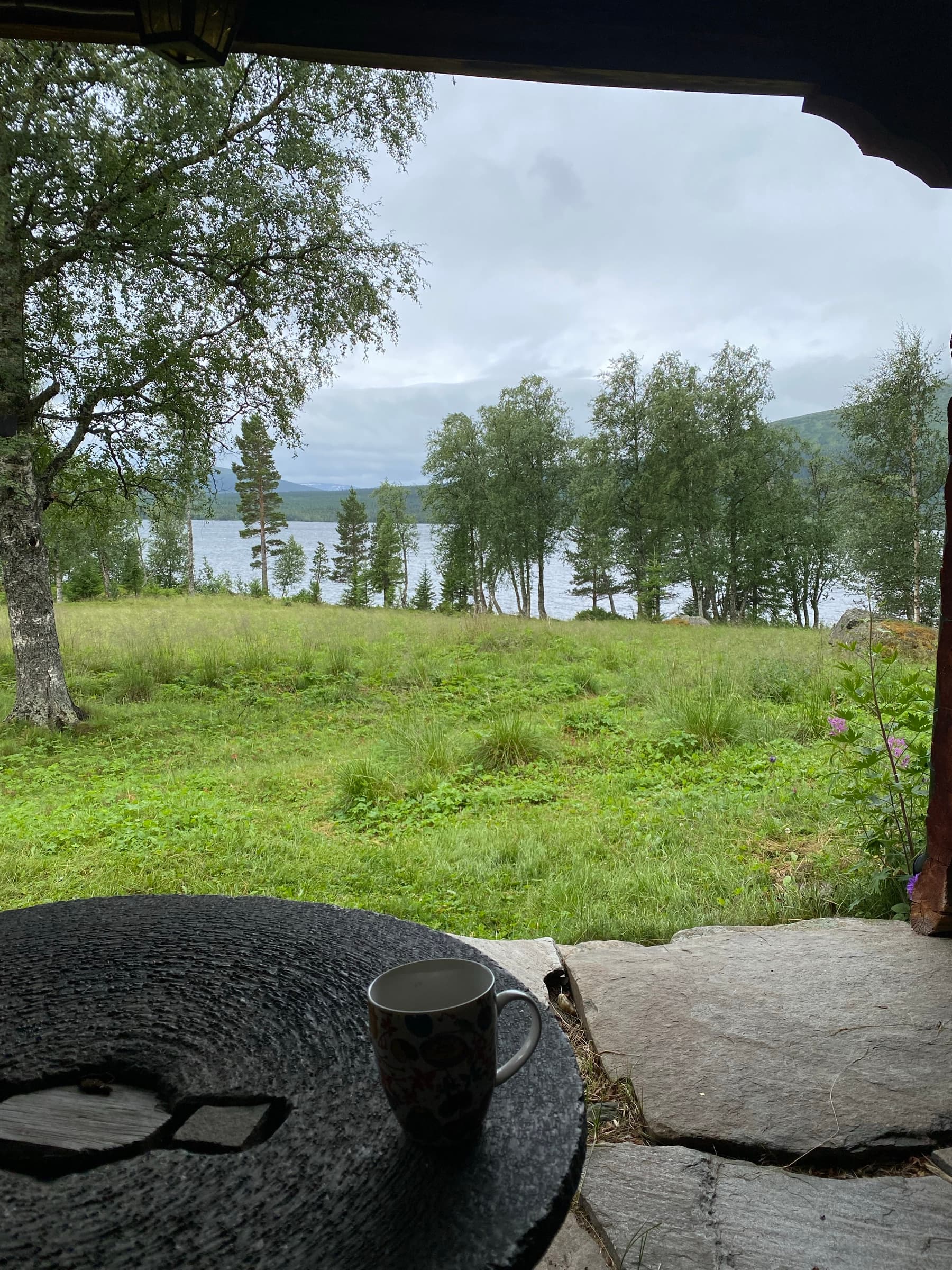 Morgonkaffe på verandan med utsikt mot sjön