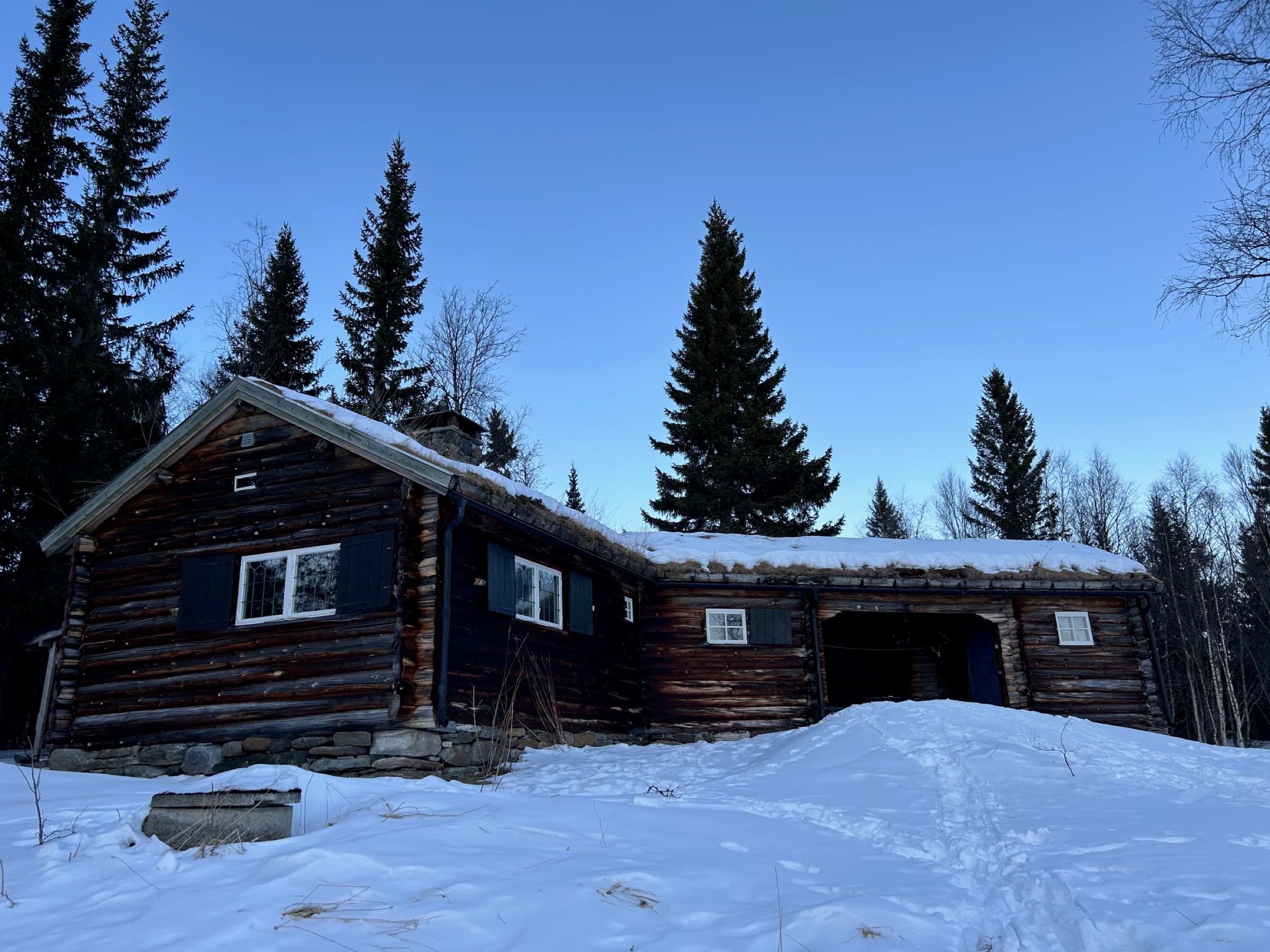 Stugan i djup snö