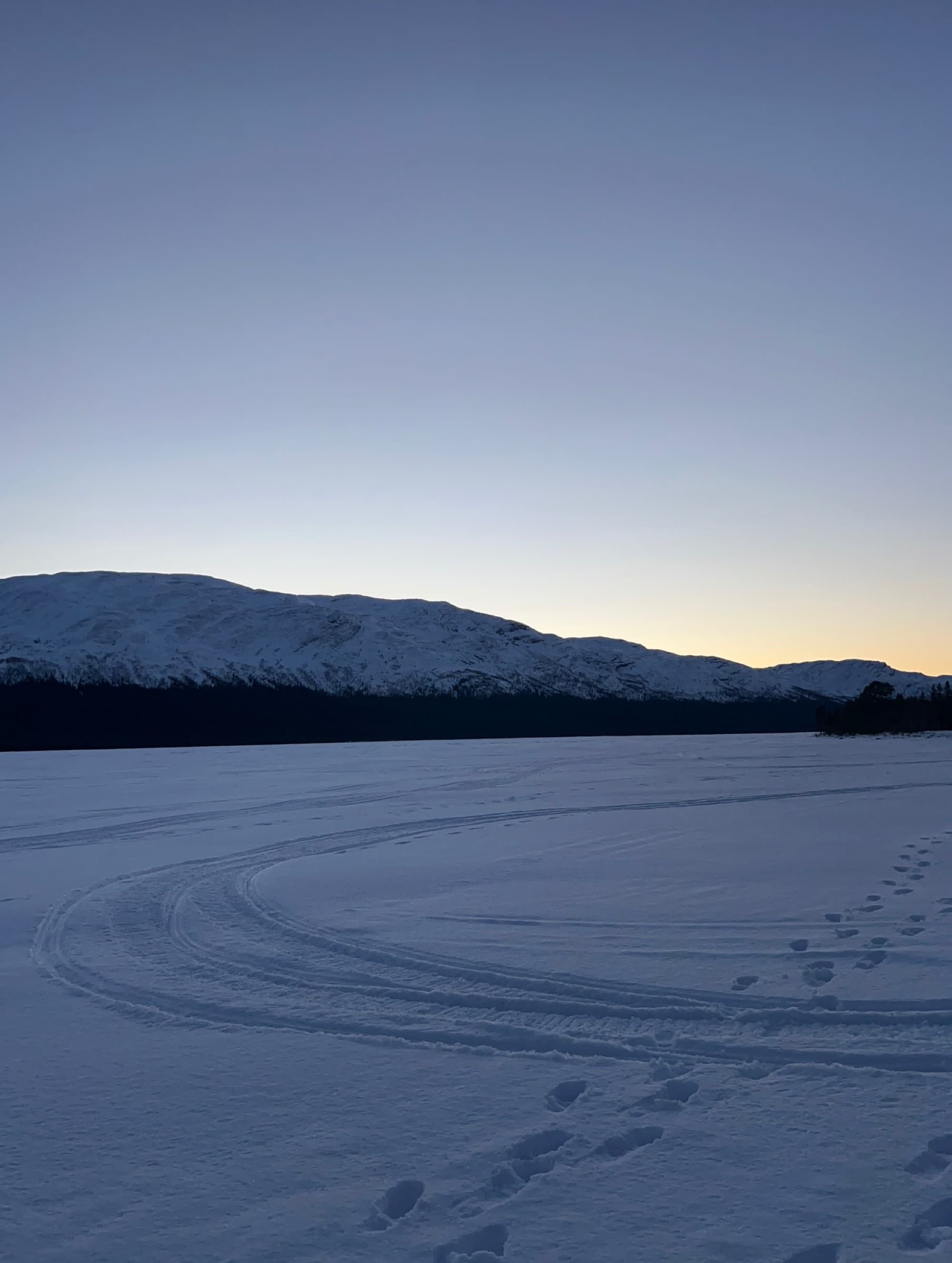 Spår på isen i skymningen