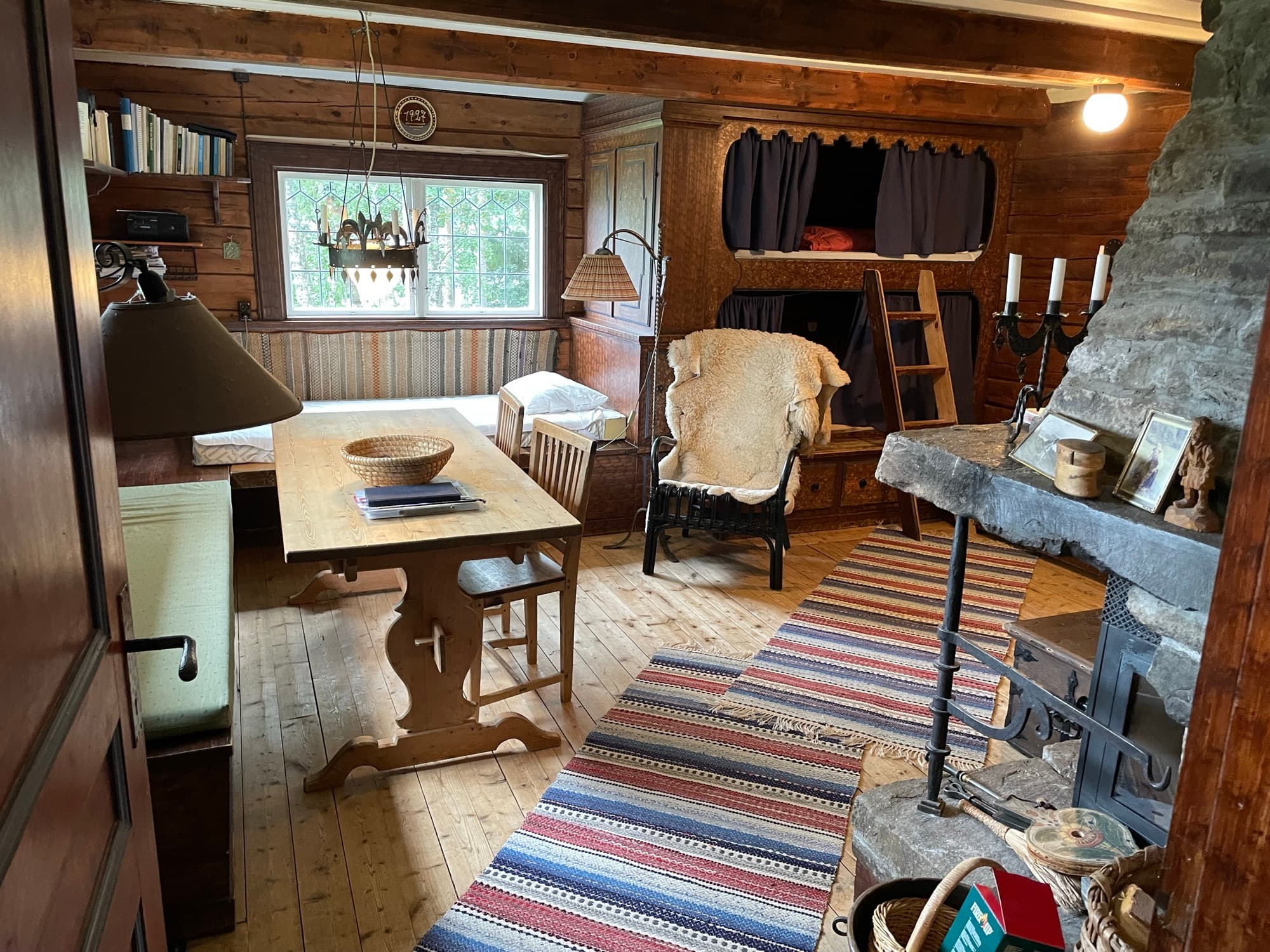 Storstugan med sängskåpet och sittbänkarna